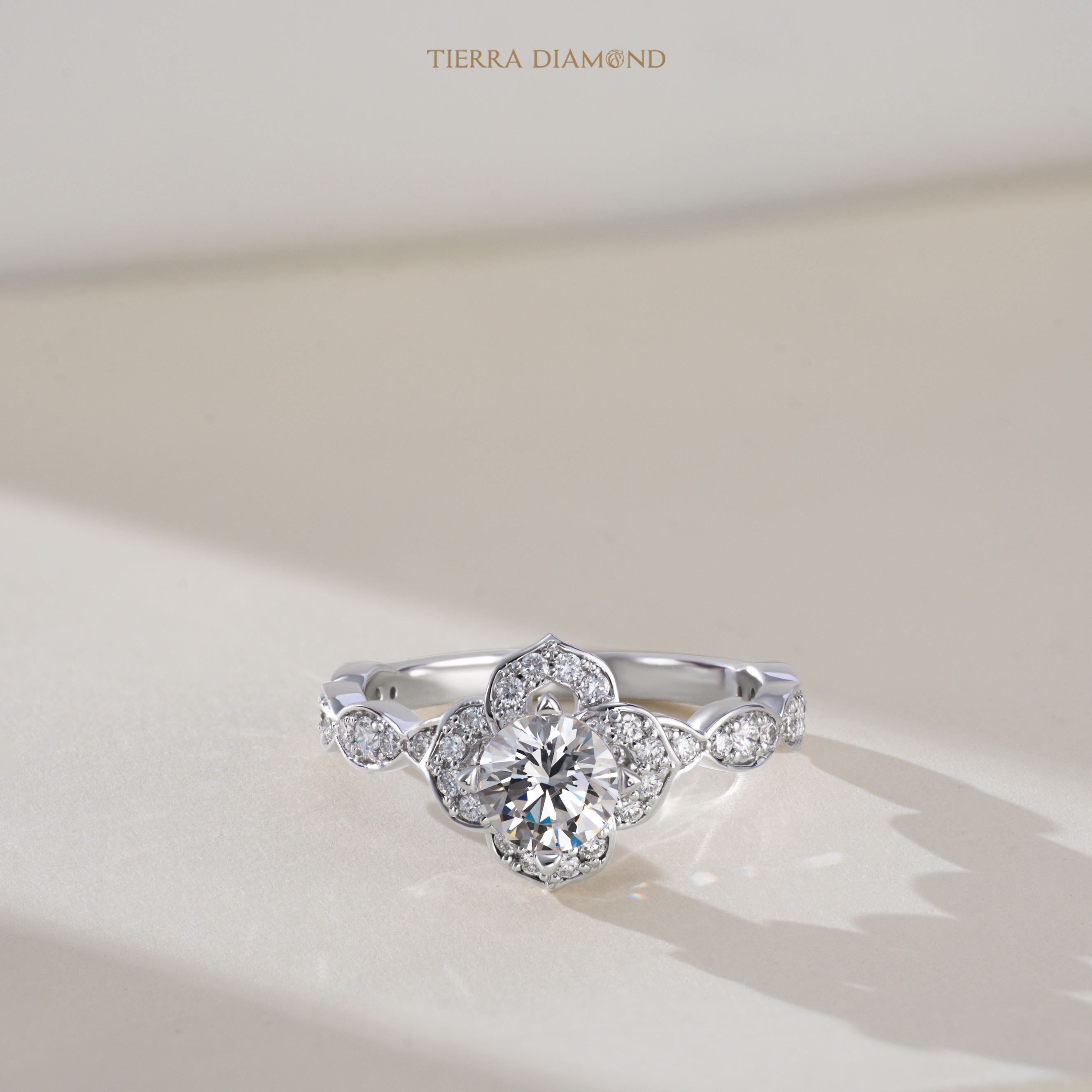 Những bông hoa nở rộ trên tay nàng - Nhẫn Halo hình bông, lựa chọn của cô nàng yêu kiều -3..jpg